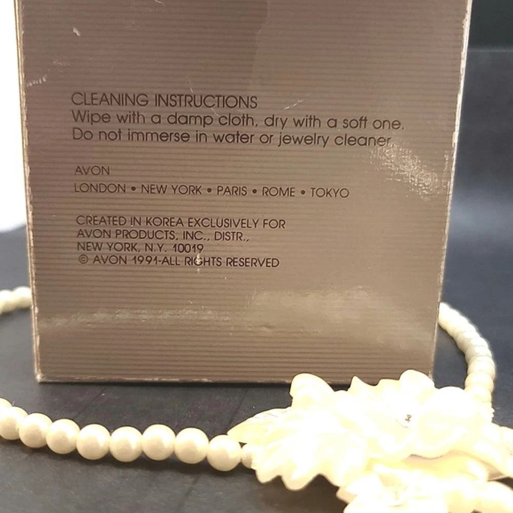 Vintage 1991 AVON  Frosted Petal Necklace Pearl Rhinestone Flowers